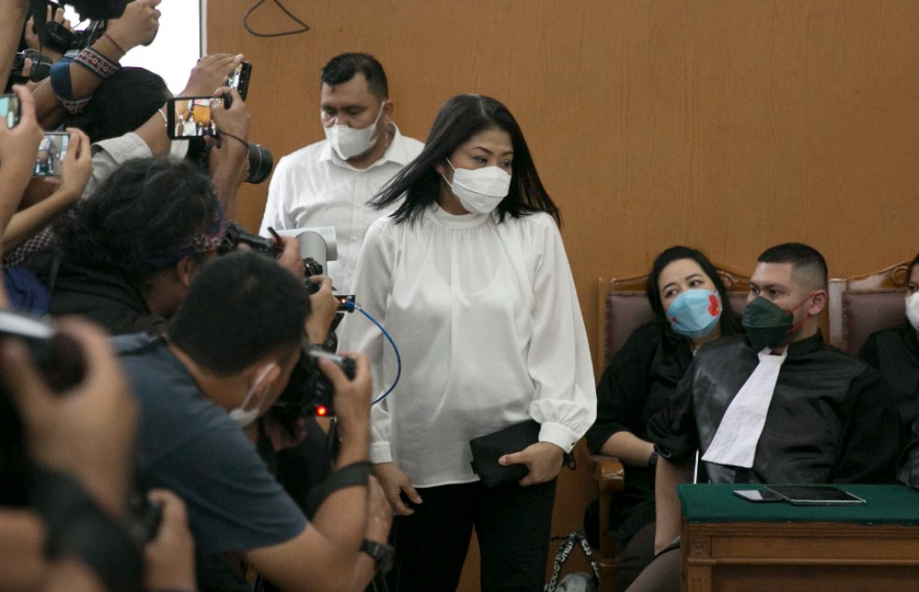 Terdakwa kasus pembunuhan Brigadir Yosua, Putri Candrawathi berjalan memasuki ruang sidang untuk menjalani sidang dengan agenda pembacaan vonis dari majelis hakim di PN Jakarta Selatan
