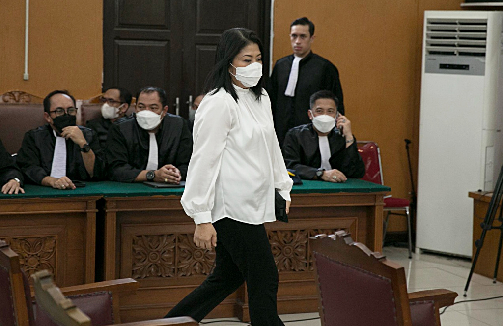 Terdakwa kasus pembunuhan Brigadir Yosua, Putri Candrawathi berjalan memasuki ruang sidang untuk menjalani sidang dengan agenda pembacaan vonis dari majelis hakim di PN Jakarta Selatan