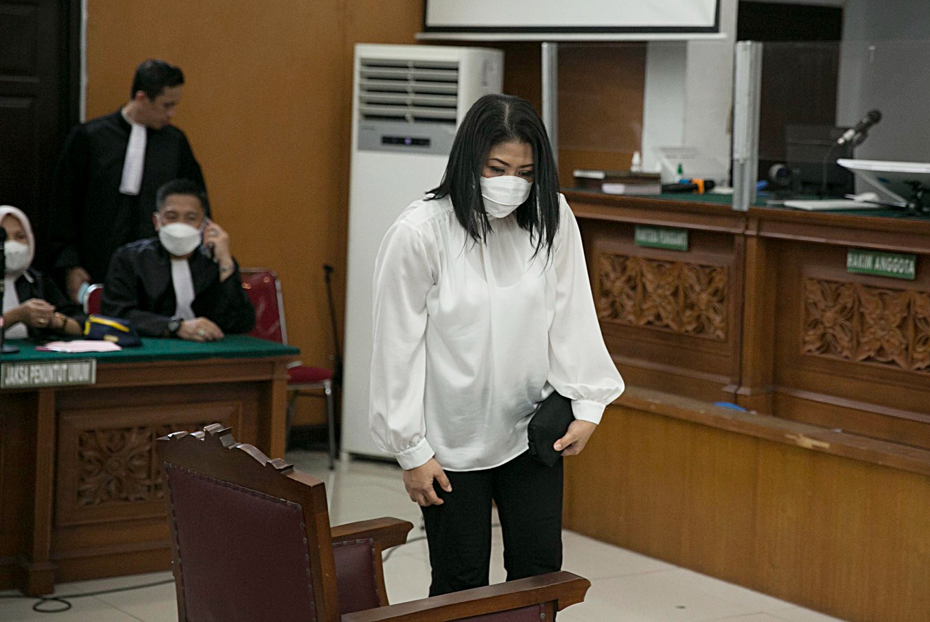 Terdakwa kasus pembunuhan Brigadir Yosua, Putri Candrawathi berjalan memasuki ruang sidang untuk menjalani sidang dengan agenda pembacaan vonis dari majelis hakim di PN Jakarta Selatan