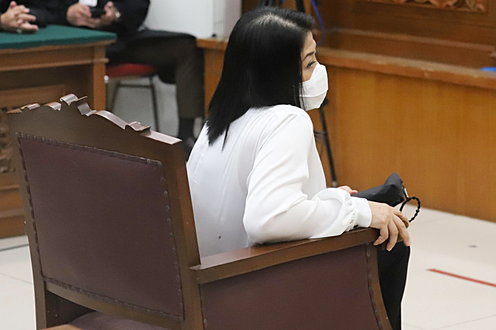Terdakwa kasus pembunuhan Brigadir Yosua, Putri Candrawathi mendengarkan hakim saat sidang pembacaan vonis di PN Jakarta Selatan.