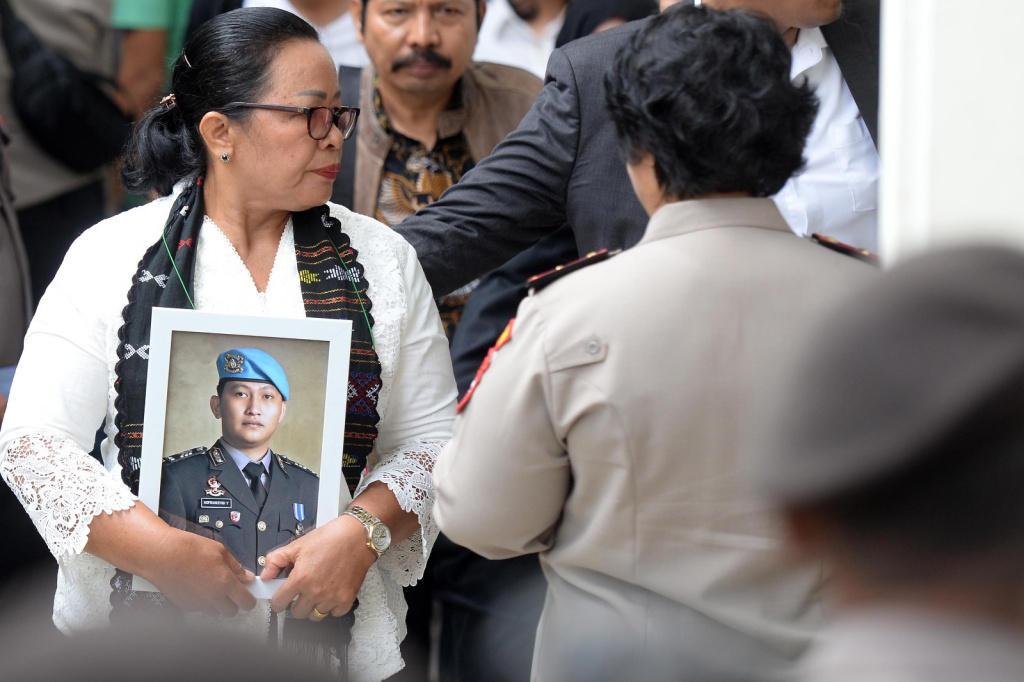 Ibu korban pembunuhan berencana Nofriansyah Yosua Hutabarat atau Brigadir J, Rosti Simanjuntak menghadiri sidang vonis terhadap terdakwa Ferdy Sambo