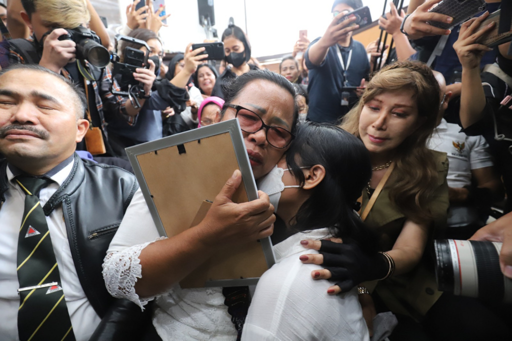 Ibu Brigadir Joshua, Rosti Simanjuntak menangis sambil memeluk anak perempuannya saat mendengarkan vonis Majelis Hakim