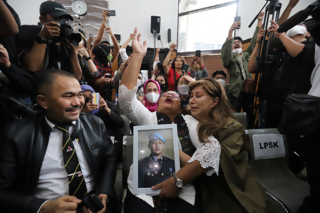 Ibu korban pembunuhan berencana Nofriansyah Yosua Hutabarat atau Brigadir J, Rosti Simanjuntak mendengarkan putusan majelis hakim