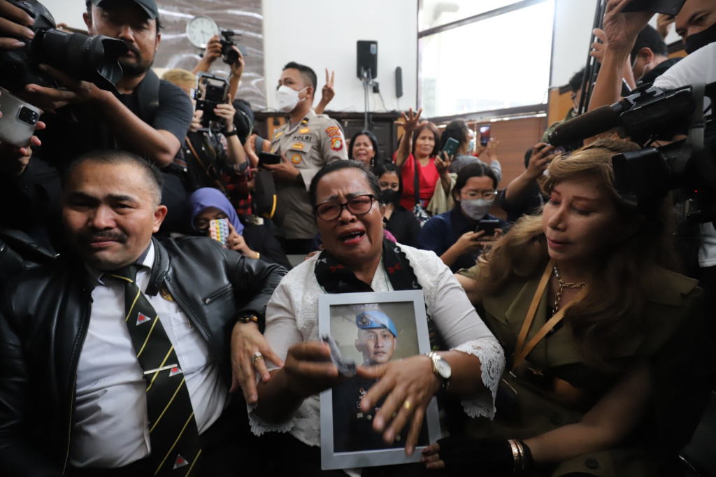 Ibu korban pembunuhan berencana Nofriansyah Yosua Hutabarat atau Brigadir J, Rosti Simanjuntak mendengarkan putusan majelis hakim