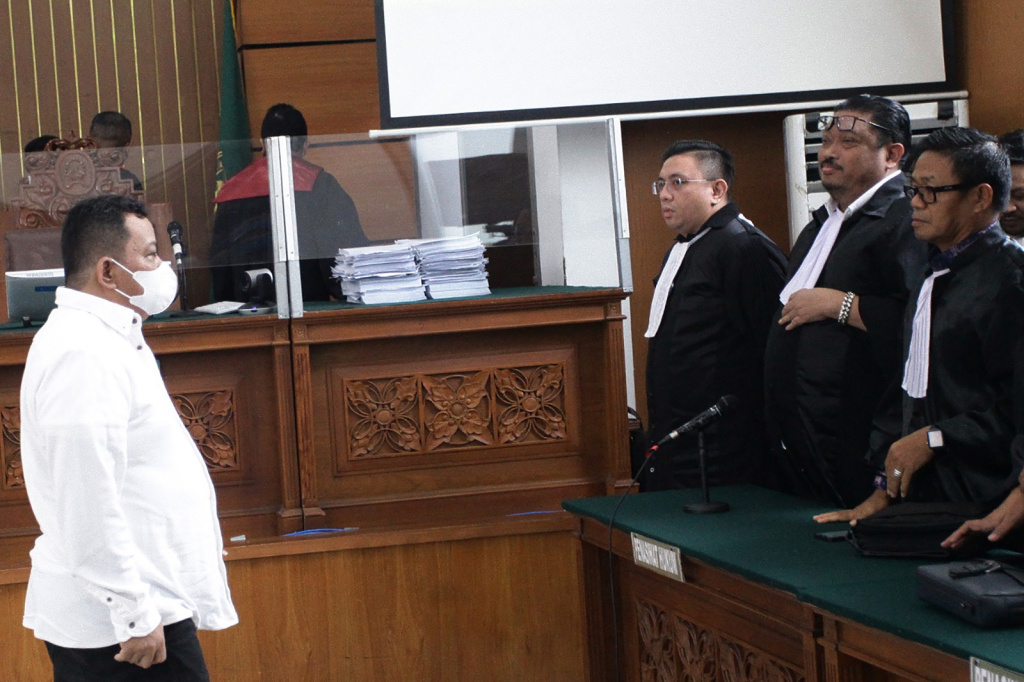 Terdakwa Kuat Ma'ruf berjalan saat akan menjalani sidang pembacaan vonis kasus pembunuhan berencana terhadap Brigadir Nopriansyah Yosua Hutabarat