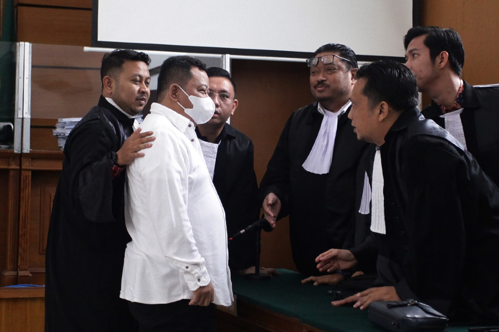 Terdakwa Kuat Ma'ruf berbincang dengan kuasa hukum saat akan menjalani sidang pembacaan vonis kasus pembunuhan berencana terhadap Brigadir Nopriansyah Yosua Hutabarat