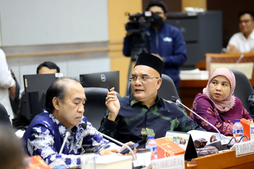 Wakil Ketua Komisi VIII DPR RI Marwan Dasopang (tengah), Ketua Komisi VIII Ashabul Kahfi (kiri) dan Anggota Komisi VIII Diah Pitaloka saat panja biaya haji di Komisi VIII DPR RI.