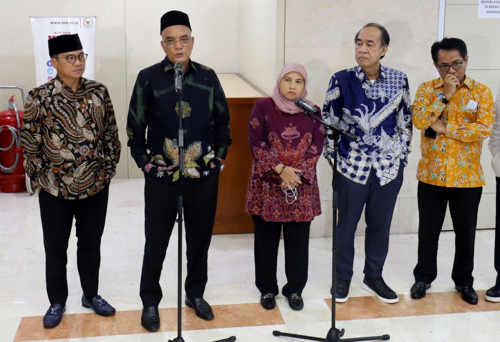 Dari kiri ke kanan, Anggota Komisi VIII DPR yang juga anggota panja biaya haji 2023 Yandri Susanto, Wakil Ketua Komisi VIII DPR RI Marwan Dasopang, Anggota Komisi VIII Diah Pitaloka, Ketua Komisi VIII Ashabul Kahfi dan Anggota Komisi VIII John Kenedy Azis