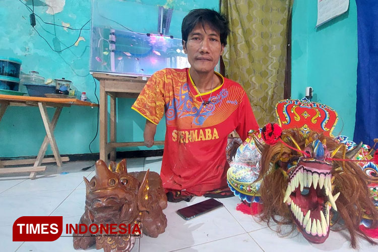 Pengrajin Barong Difabel asal Banyuwangi, Mustaqbilal bersama hasil karyanya. (Foto : Anggara Cahya /TIMES Indonesia)