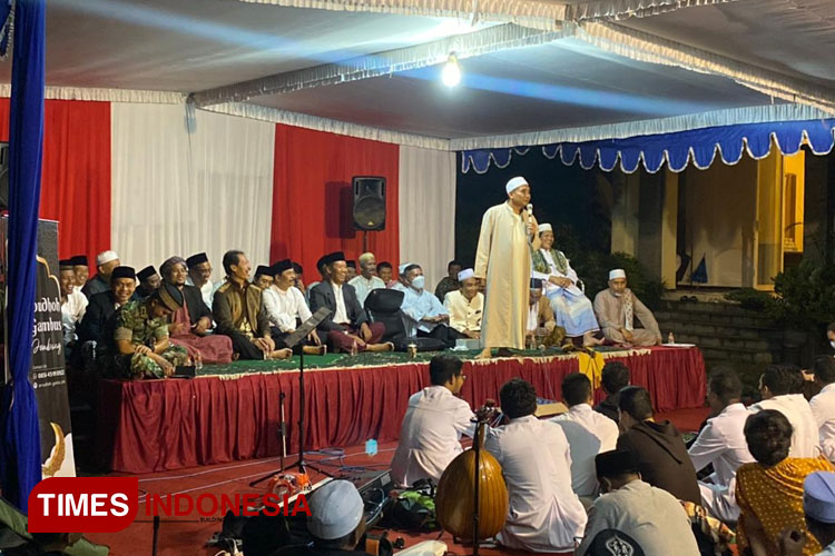 Gus Zain memimpin pengajian rutin sekaligus memperingati Harlah 1 Abad NU di Pondok Pesantren dan Rehabilitasi Mental Az Zainy Tumpang, Malang, Jumat (10/2/2023). (foto: dok TIN)