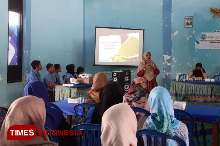 Ade Trisnawati, S.Pd.,M.Pd. saat memberikan Sosialisasi di Gedung Pertemuan Desa Kenongorejo. (Foto: Tim KKN for TIMES Indonesia)