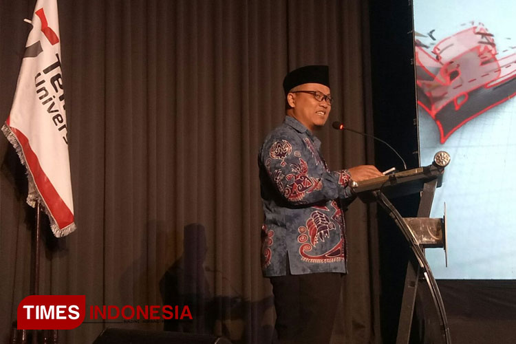 Rektor Universitas Telkom, Prof.Dr. Adiwijaya memberikan sambutan pada acara grand launching produk penelitian PATRIOT-Net di Gedung Damar (Auditorium Gedung K), Universitas Telkom. (Foto: Djarot/TIMES Indonesia)