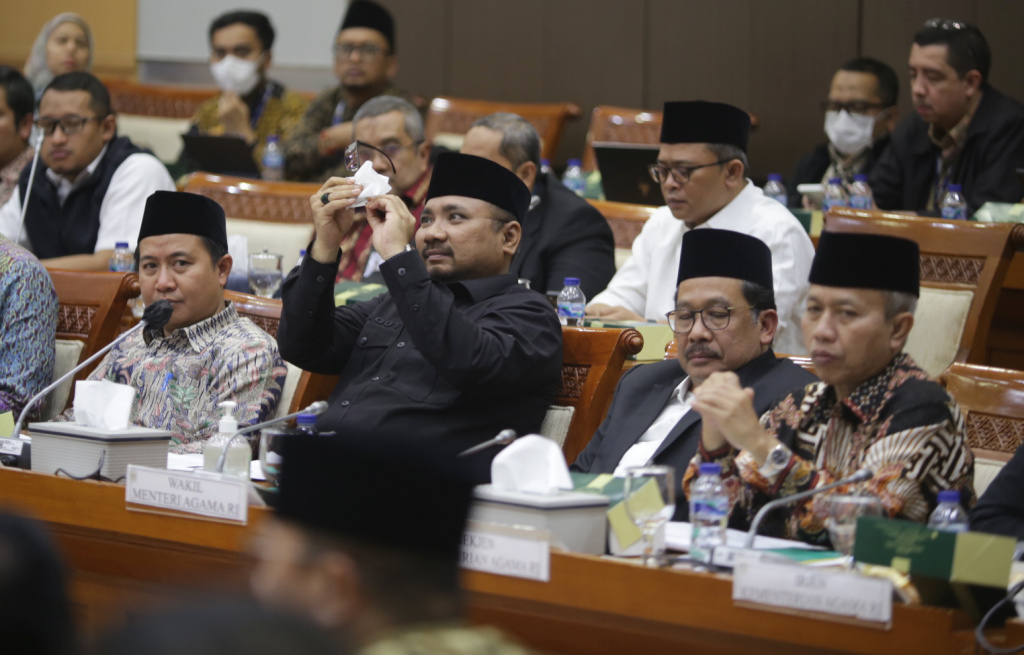 Menteri Agama Yaqut Cholil Qoumas membersihkan kacamata saat rapat kerja penetapan biaya haji 2023 dengan Komisi III DPR RI di Gedung Parlemen, Senayan, Jakarta. 