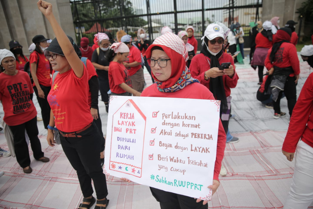 Sejumlah Pekerja Rumah Tangga (PRT) yang tergabung dalam Koalisi Sipil Untuk UU Perlindungan PRT melakukan aksi di depan Gedung DPR