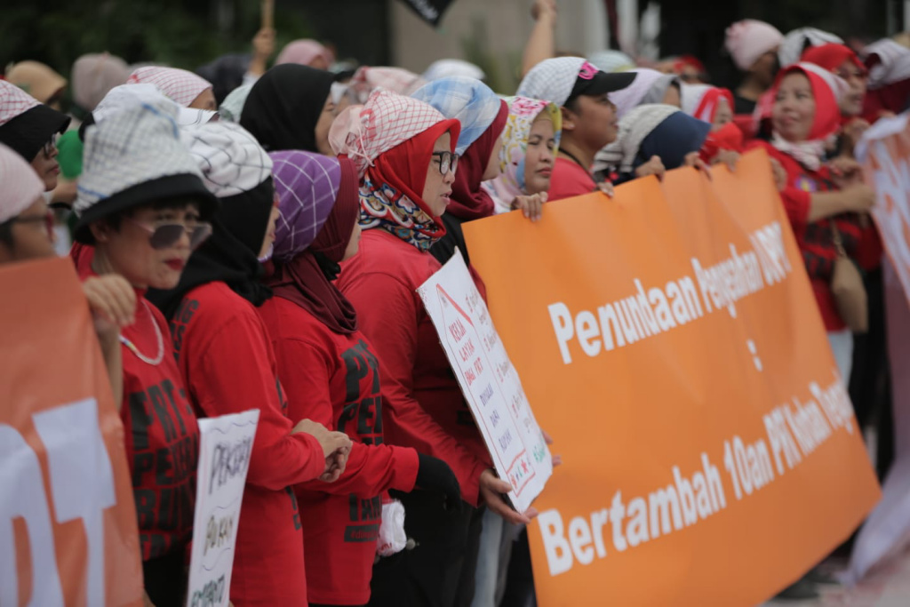 Sejumlah Pekerja Rumah Tangga (PRT) yang tergabung dalam Koalisi Sipil Untuk UU Perlindungan PRT melakukan aksi di depan Gedung DPR,