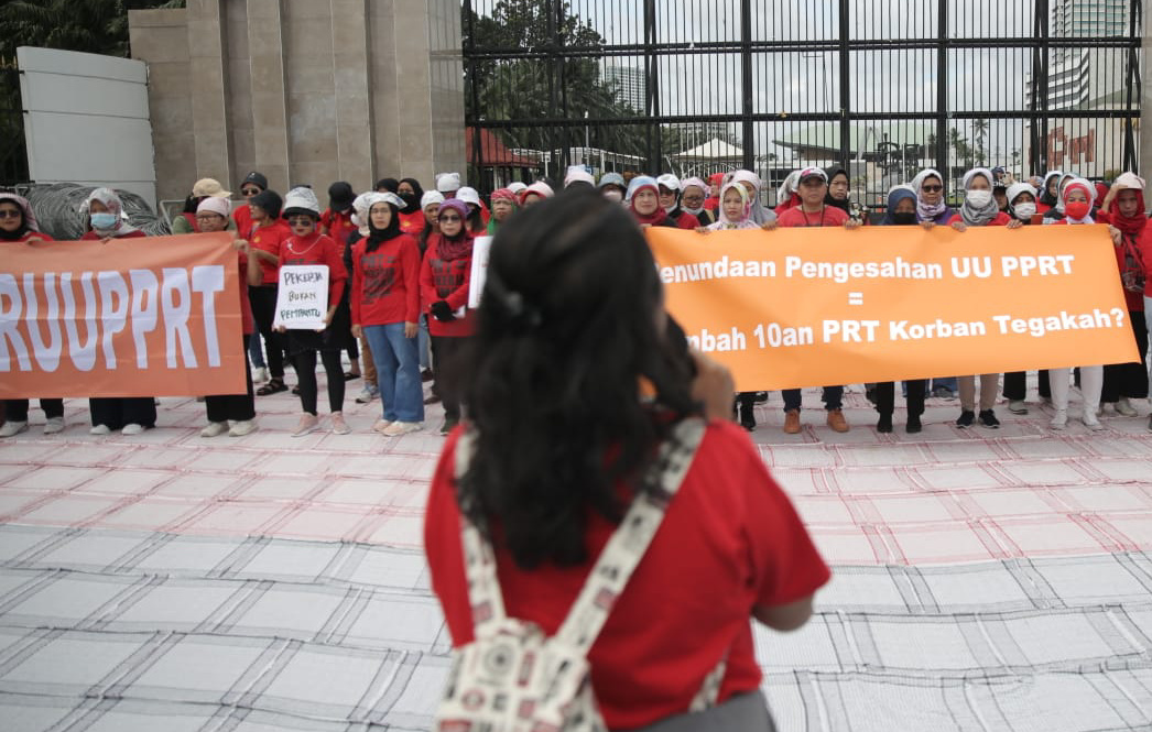Sejumlah Pekerja Rumah Tangga (PRT) yang tergabung dalam Koalisi Sipil Untuk UU Perlindungan PRT melakukan aksi di depan Gedung DPR