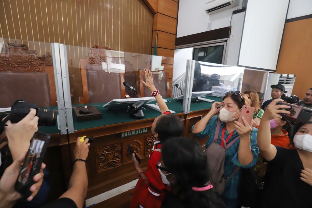 Suasana sejumlah pendukung Richard Eliezer merayakan pembacaan vonis usai sidang kasus pembunuhan Brigadir Nofriansyah Yosua Hutabarat di Pengadilan Negeri Jakarta Selatan. 
