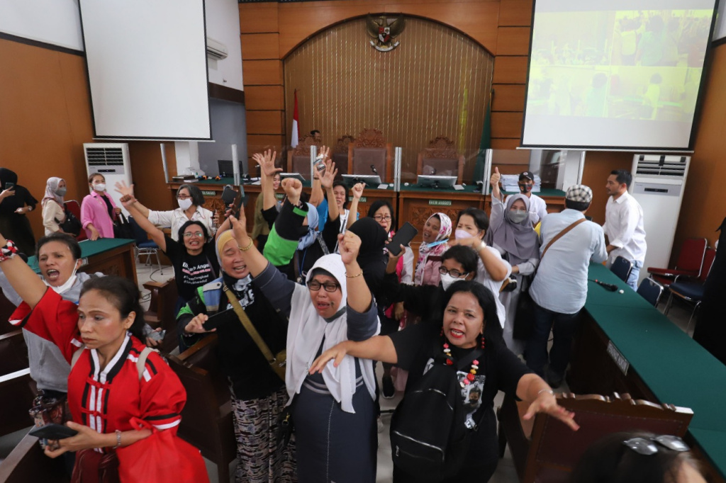 Suasana sejumlah pendukung Richard Eliezer merayakan pembacaan vonis usai sidang kasus pembunuhan Brigadir Nofriansyah Yosua Hutabarat di Pengadilan Negeri Jakarta Selatan. 