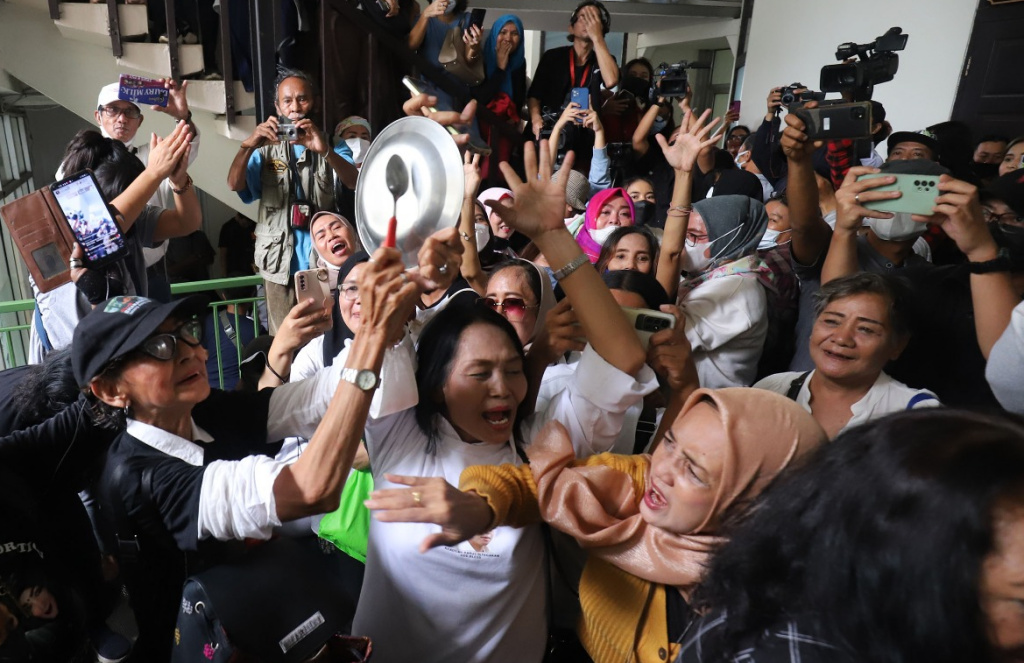 Suasana sejumlah pendukung Richard Eliezer merayakan pembacaan vonis usai sidang kasus pembunuhan Brigadir Nofriansyah Yosua Hutabarat di Pengadilan Negeri Jakarta Selatan. 