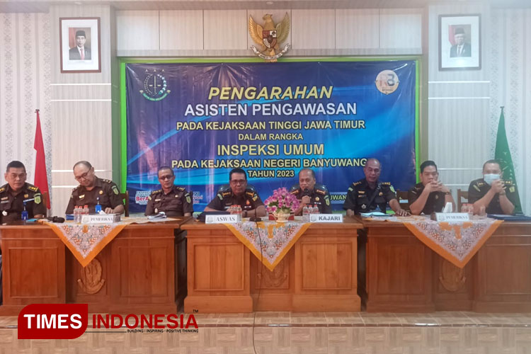 Tim Aswas Kejaksaan Tinggi Jawa Timur, saat kunjungan kerja di Kejaksaan Negeri Banyuwangi, untuk melakukan pengawasan kinerja. (Foto: Ahmad Sahroni/TIMES Indonesia)