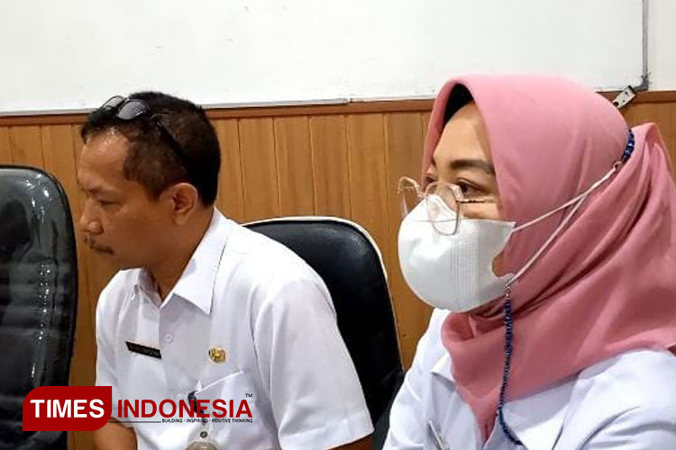 Kepala DPMPTSP Kabupaten Probolinggo, Kristiana Ruliani (kerudung merah muda), saat memberikan klarifikasi. (Foto: Dicko W/TIMES Indonesia)