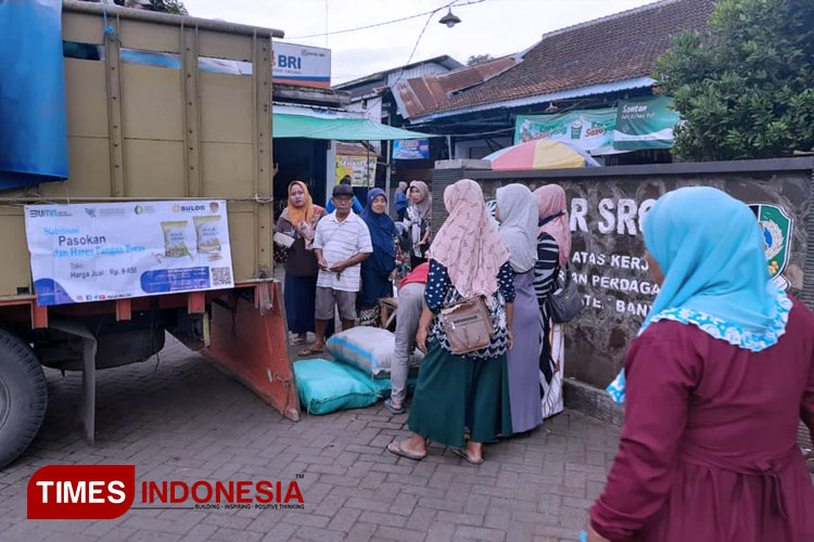 Operasi pasar murah untuk komoditas beras hasil kolaborasi Pemkab dan Bulog Banyuwangi. (FOTO: Laila Yasmin/TIMES Indonesia)