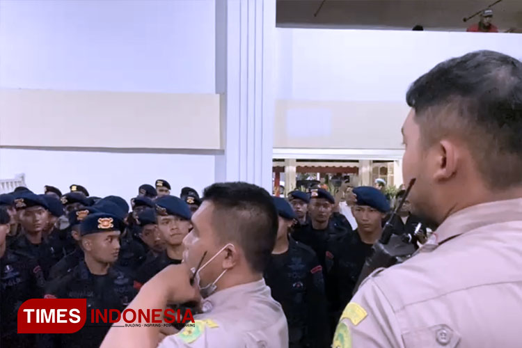 Tangkapan layar suasana pihak pengamanan PN Surabaya saat menegur anggota Brimob yang bersorak saat sidang Kanjuruhan. (FOTO: Tangkapan Layar/TIMES Indonesia)