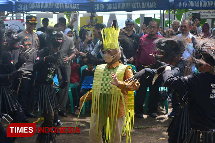 Kesenian khas Desa Binangun, Jurig Sarengseng menyambut kedatangan Wali Kota Banjar dalam HPN di Lembah Pejamben. (Foto: Susi/TIMES Indonesia)