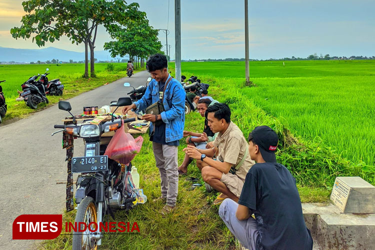 Stand kopi keliling di Desa Demung, Kecamatan Besuki, Kabupaten Situbondo yang mampu menekan angka balap liar (Foto: Agus Miftahorrahman/TIMES Indonesia)