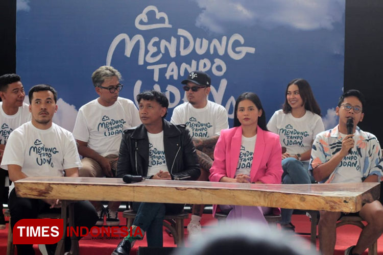 Produser, sutradara dan artis pendukung film Mendung Tanpo Udan saat jumpa pers. (Foto: Totok Hidayat/TIMES Indonesia)