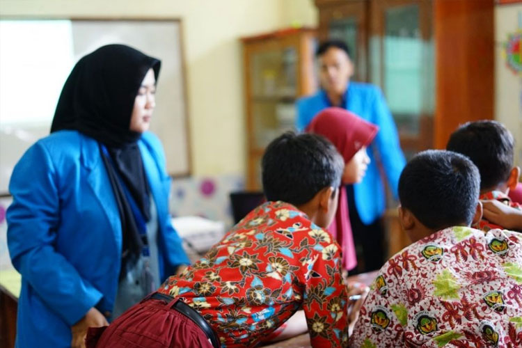 Mahasiswa KKN Unipma saat menyampaikan materi PHBS. (Foto: Tim KKN for TIMES Indonesia)