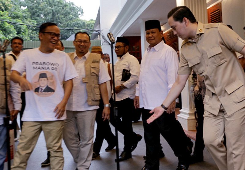 Ketua Umum Partai Gerindra Prabowo Subianto didampingi Ketua Umum Jokowi Mania (JoMan) Immanuel Ebenezer menyampaikan hasil pertemuan dukungan JoMan terhadap Prabowo sebagai capres pada Pilpres 2024 di Jalan Kertanegara, Jakarta Selatan, Kamis (16/2/2023)