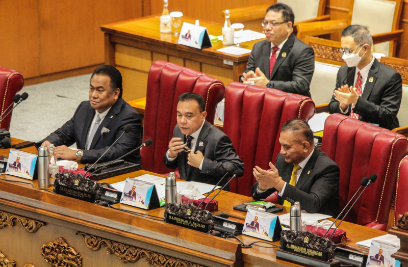 Wakil Ketua DPR Sufmi Dasco Ahmad (tengah), Lodewijk F. Paulus (kanan) dan Rachmat Gobel (kiri) saat Rapat Paripurna DPR RI KE-17 Penutupan Masa Persidangan III Tahun Sidang 2022-2023.