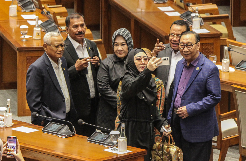 Sejumlah anggota DPR RI melakukan swafoto sebelum Rapat Paripurna DPR RI KE-17 Penutupan Masa Persidangan III Tahun Sidang 2022-2023 di gedung Parlemen, Jakarta, Kamis (16/2/23). 