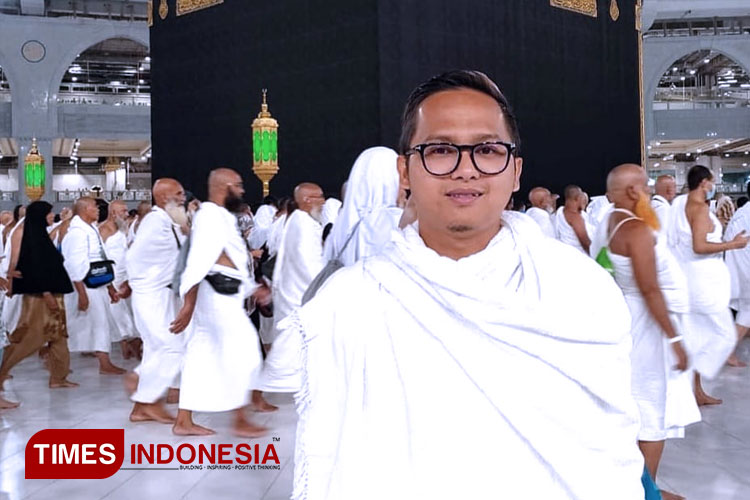 Koordinator dari THB Tour and Travel, Suryanto, sedang menunaikan ibadah di Kabah Masjidil Haram, tanah suci Mekah, Arab Saudi. (FOTO: Anggara Cahya /TIMES Indonesia)