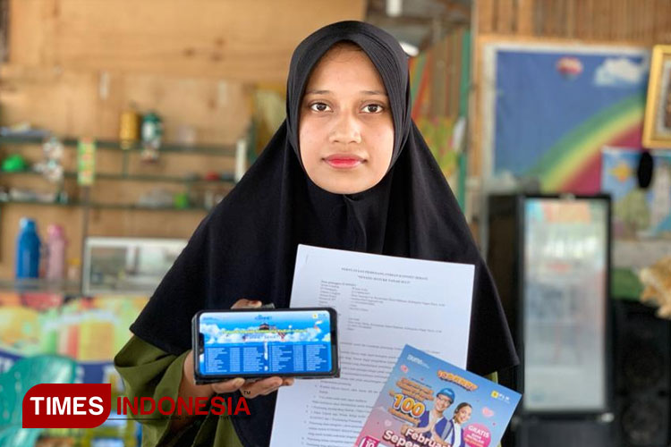 Winda Sofia, seorang warga Kabupaten Nagan Raya, Aceh, memperoleh hadiah umrah dari PLN Icon Plus, Kamis (16/2/2023). (Foto: T. Khairul Rahmat Hidayat/TIMES Indonesia)