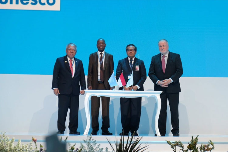 Pemerintah Indonesia, WWC, dan UNESCO usai menandatangani LoT kerja sama penyelenggaraan World Water Forum Ke-10 pada Opening Cremony Kick-Off Meeting World Water Forum Ke-10 di Jakarta Convention Center, Rabu (15/2/2023). (Kementerian PUPR RI)