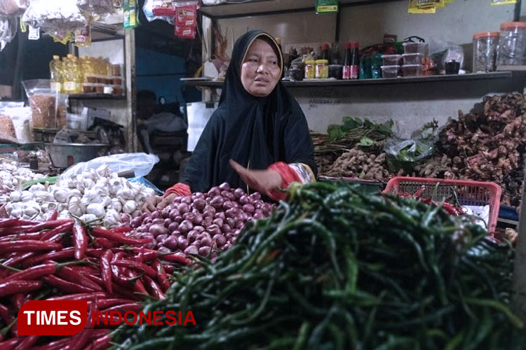Pedagang cabai kriting tak lagi menjual cabai rawit karena harganya mahalbdan sepi pembeli. (FOTO: Agus Miftahorrahman/TIMES Indonesia)