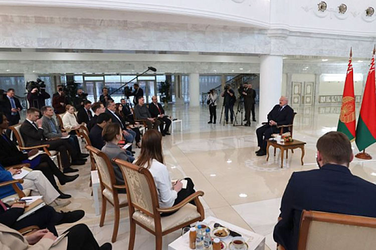 Dalam pertemuan dengan para jurnalis, Presiden Belarusia, Alexander Lukashenko menegaskan tidak akan ikut memerangi Ukraina bersama Rusia, kecuali didahului. (FOTO: tvr.by)