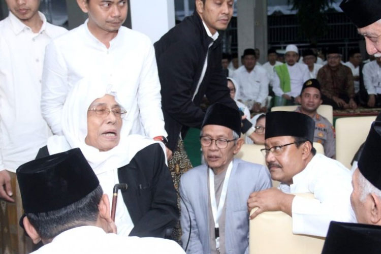 Mustasyar PBNU KH Nurul Huda Djazuli (bersorban putih) dan Gus Ipul.