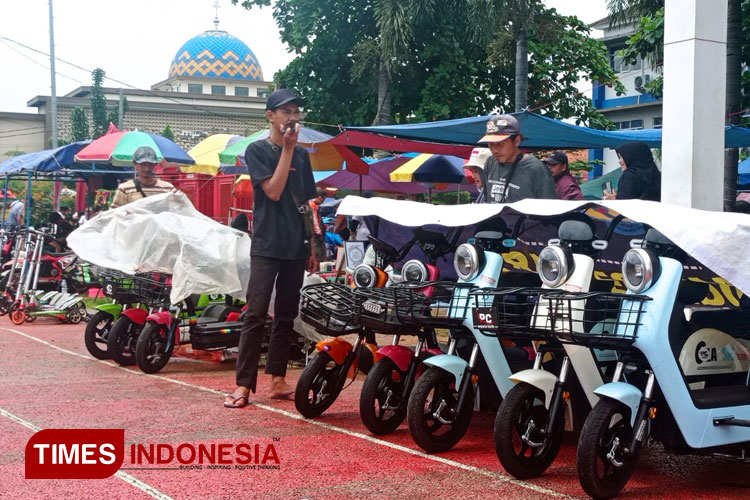 sepeda-listrik-di-Lapangan-GGM-Majalengka-c.jpg