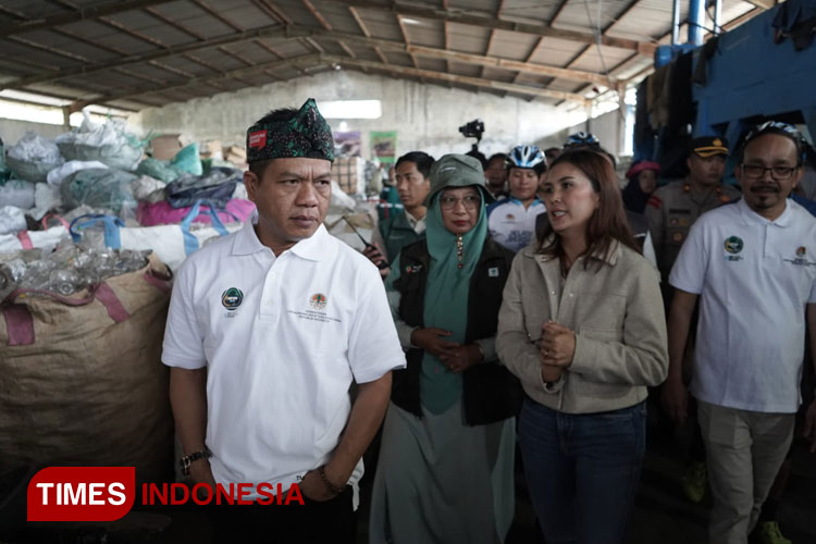 Bupati Bandung Dadang Supriatna meninjau Bank Sampah Bersinar di Kec Baleendah Kab Bandung, Sabtu (18/2/2023). (Foto: Iwa/TIMES Indonesia)