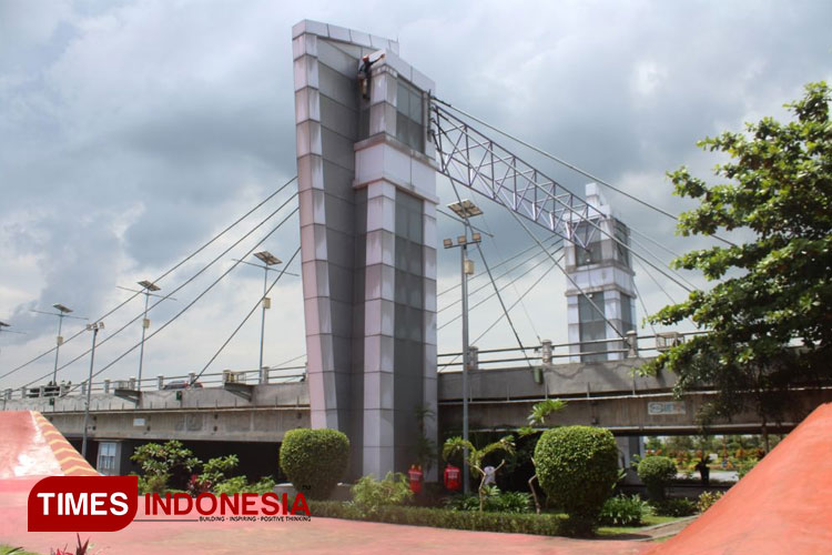 Anggota VRI Regional Kediri saat membersihkan pilar jembatan Brawijaya (yobby/Times Indonesia)