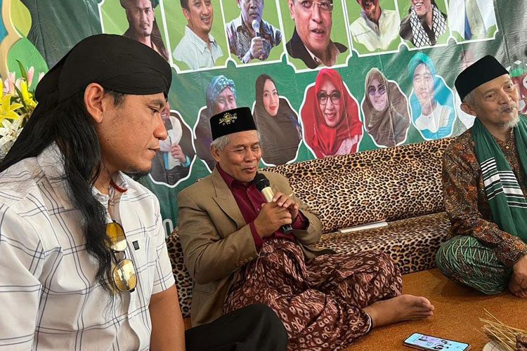 (dari kiri) Gus Miftah, Kiai Marzuki Mustamar, dan Kiai Kafabihi Mahrus saat launching Konsorsium Umrah Nusantara. (foto: KUN for TIMES Indonesia)