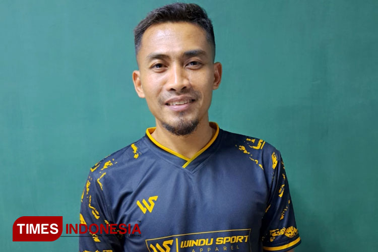 Coach Windu Wibowo, Mantan pemain Bali United, yang juga merupakan pelatih Berlisensi B PSSI saat ditemui TIMES Indonesia saat Nobar Indonesia U-20 vs Fiji U-20. (Foto: Aditya Candra/TIMES Indonesia)