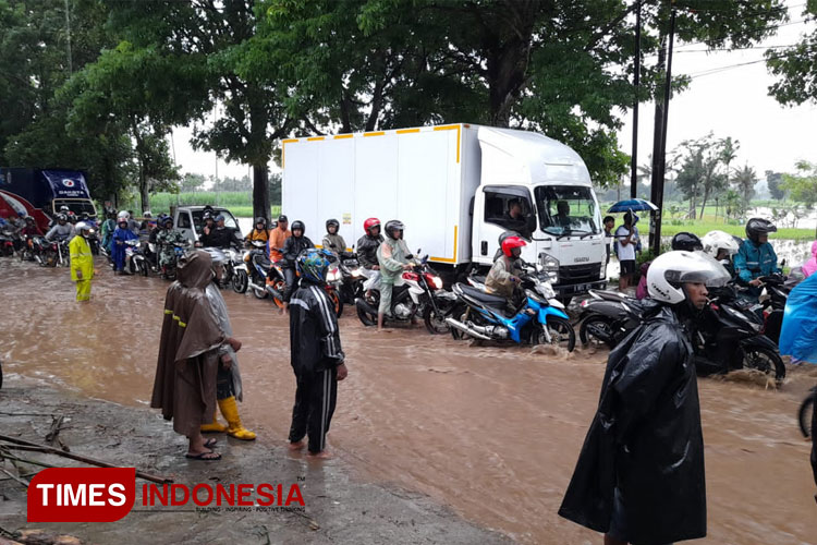 Lalu lintas di dekat perumahan Pancoran sempat macet akibat banjir (FOTO: Moh Bahri/TIMES Indonesia)