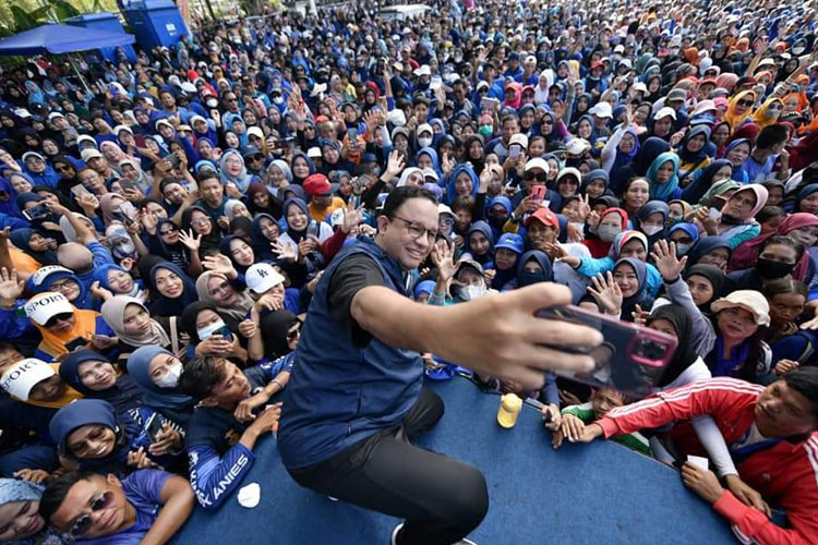 Ribuan masyarakat Kalimantan saat menyambut Bakal Calon Presiden Partai NasDem Anies Baswedan. (FOTO: Facebook Anies Baswedan)