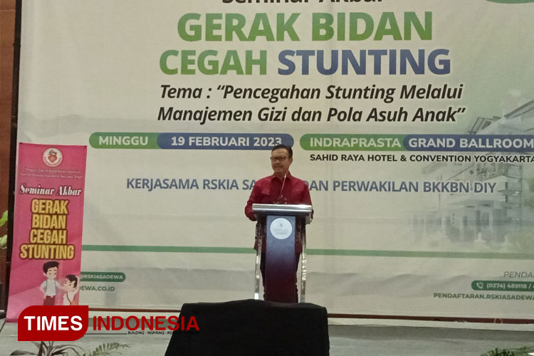 Kepala BKKBN Pusat Hasto Wardoyo menyampaikan materi dalam seminar. (Foto: Totok Hidayat/TIMES Indonesia)