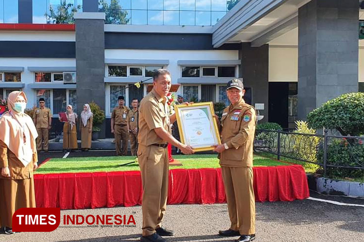 Bupati Majalengka, H Karna Sobahi bersama Direktur RSUD Cideres, saat menerima hasil penilaian akreditasi rumah sakit paripurna bintang lima. (FOTO: Jaja Sumarja/TIMES Indonesia)