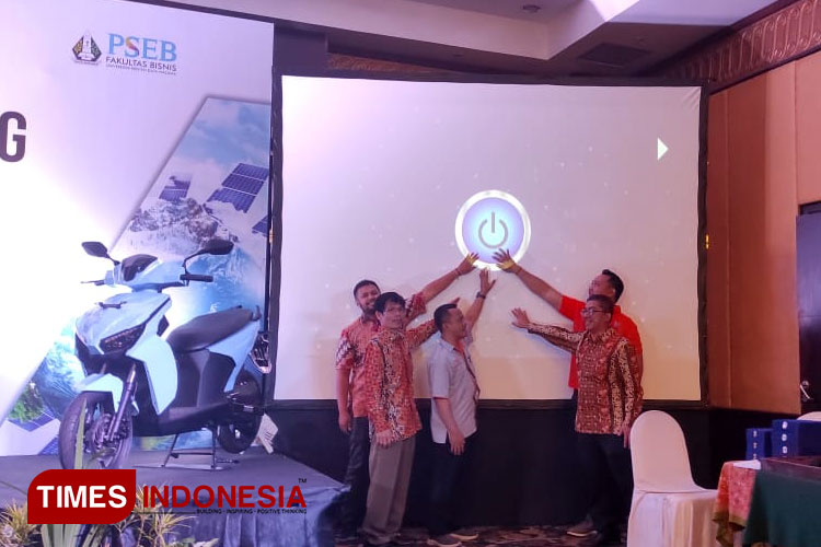 Pimpinan dari masing-masing instansi dan institusi secara simbolis menekan tombol diresmikannya layanan ojol bernama Qylo. (Foto: Hendro S.B/TIMES Indonesia)